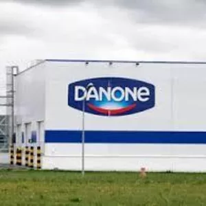 Сотрудники на заводмолочной продукции  Danon в Польшу