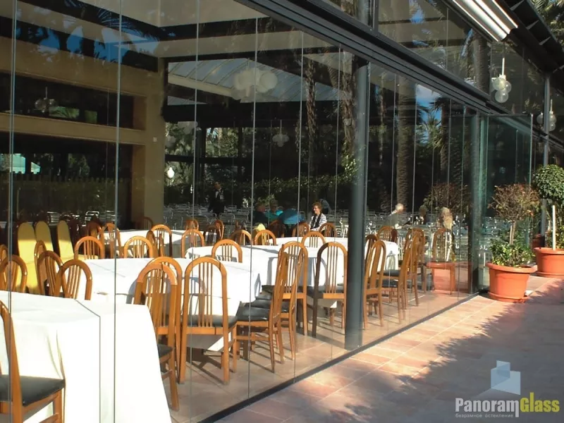 Безрамное остекление ресторанов, беседок от производителя PanoramGlass