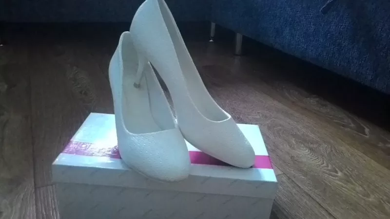 Продам свадебные туфли белого цвета